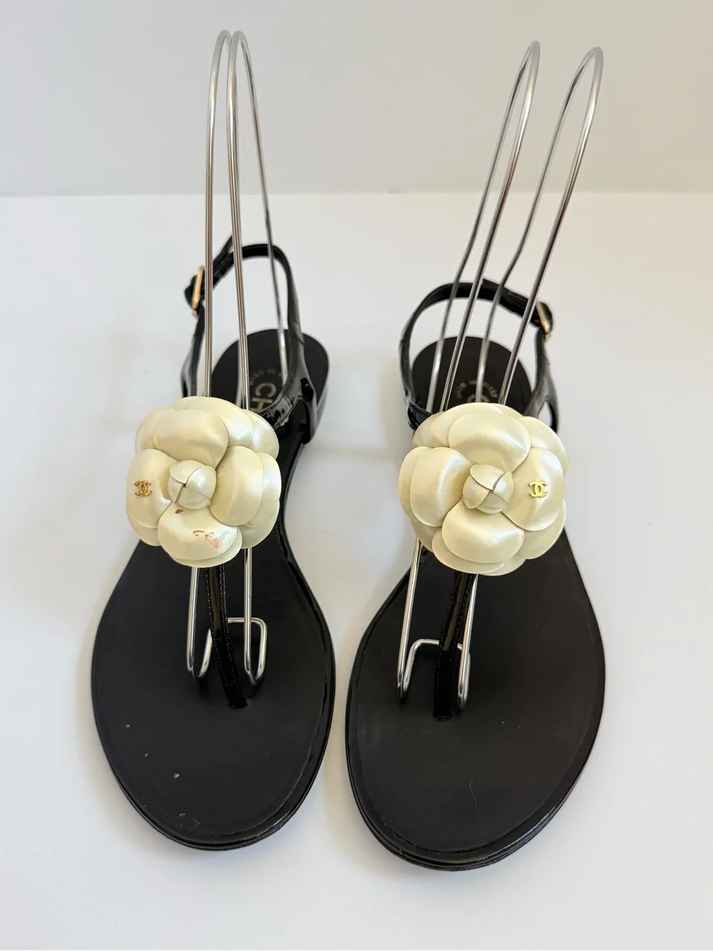 CHANEL Black Patent Leather Ivory Camellia Flower Flat Thong Sandals EU 37.5